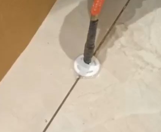 南昌瓷砖空鼓维修公司专业解答瓷砖在铺贴过程中，如果没有涂抹均匀到位的粘结材料（如水泥砂浆或瓷砖胶），可能会导致以下问题