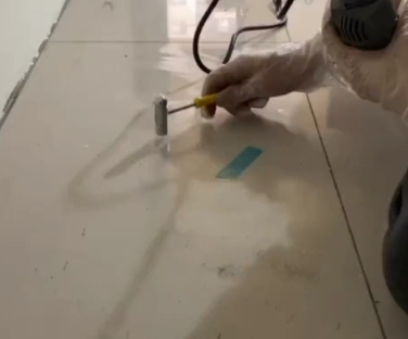 南昌瓷砖开裂维修公司专业分享瓷砖在铺贴前如果没有沥干水分，将会导致以下问题